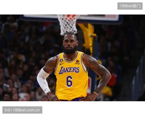 ESPN记者报道，詹姆斯正在等待湖人主动提供包含未来规划的续约报价，而不是由他自己推动谈判进程。